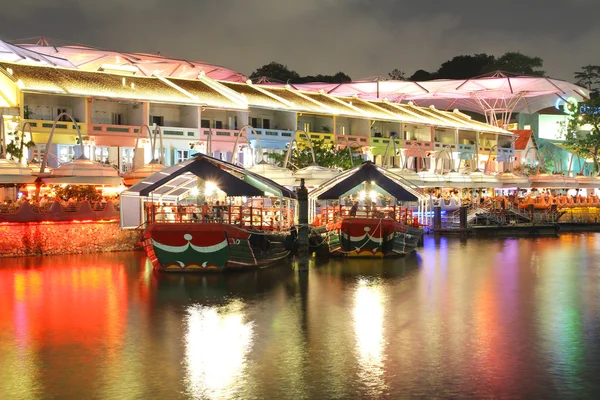Singapur Clarke Quay adlı gece görünümü