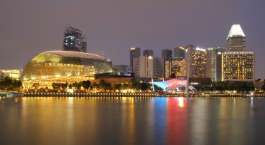 Singapur - 10 Nisan 2016: Esplanade - Körfezde tiyatro olduğunu bir