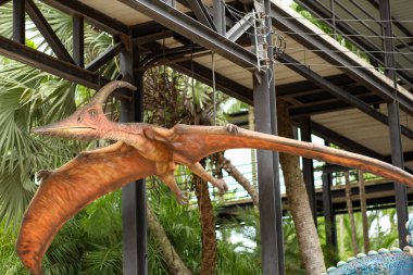 Pattaya, Tayland-4 Eylül 2020: Nong Nooch Tropik Botanik Bahçesi 'ndeki dinozor heykeli çok güzel