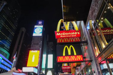Manhattan, New York, ABD - 15 Haziran 2018: İnsanlar geceleri Times Meydanı 'nı ziyaret ediyor. Burası New York' ta dünyanın en çok ziyaret edilen turisti..