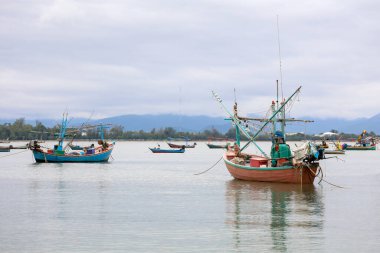 Denizde küçük bir tekne durağı.