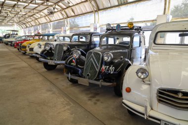 Nakhon Pathom, Tayland - 6 Şubat 2021: Jesada Müzesi 'ndeki eski klasik arabalar, Nakhon Pathom, Tayland. 