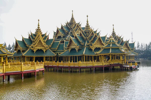 Pavilhão Grande Ouro Água Ásia — Fotografia de Stock