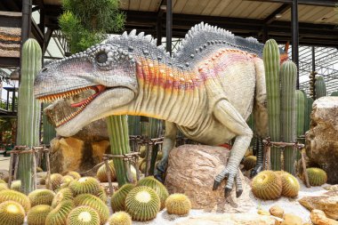 Pattaya, Tayland-4 Eylül 2020: Nong Nooch Tropik Botanik Bahçesi 'ndeki dinozor heykeli çok güzel