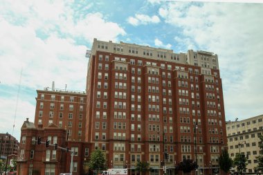 New York-Haziran 15: 2018: ABD 'de New York' ta yol kenarında büyük bir apartman binası..