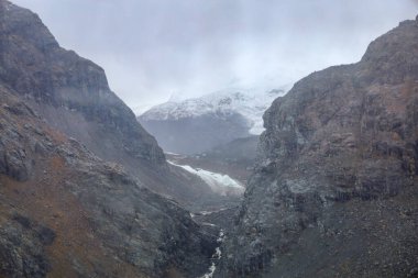Sonbahar sezonundaki nehir ve manzara Furi Dağı Zermatt, İsviçre 'deki teleferikten görünüyor.