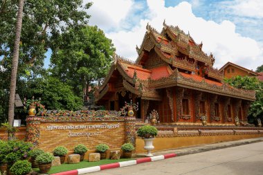 Chiang Rai, Tayland-28 Temmuz 2020: Wat Phra Dhat Pha-Ngao tapınağındaki Naga heykeli Chiang Rai tapınağında meşhurdur.