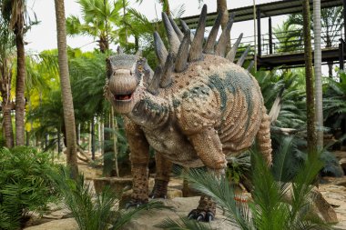 Pattaya, Tayland-4 Eylül 2020: Dinazor heykeli Nong Nooch Tropik Botanik Bahçesi 'ndeki gökyüzü bahçesinde güzel