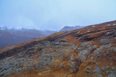 Sonbaharda Alp Dağı 'nın zirvesinde kar var. 