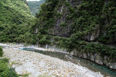 Hualien, Tayvan 'daki Taroko Ulusal Parkı' ndaki nehir manzarası.