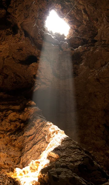 La luz naranja a través del agujero en la cueva — Foto de Stock