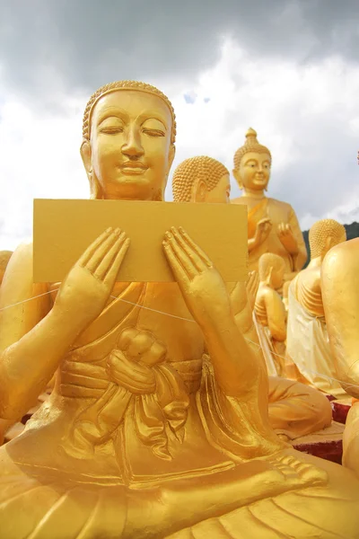 Hizalanmış Buda heykelleri — Stok fotoğraf