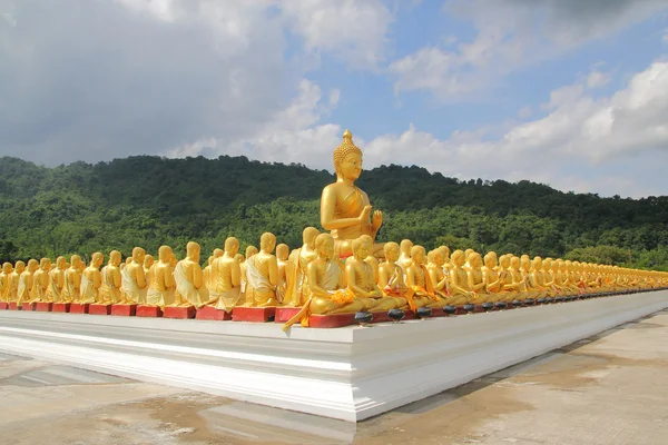 Estatuas alineadas de Buda — Foto de Stock