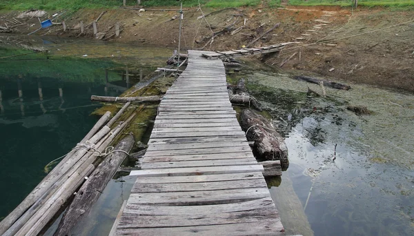 Puente de madera marrón en Cheowlan — Foto de Stock