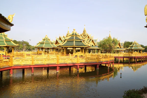 Pavilhão grande em água — Fotografia de Stock