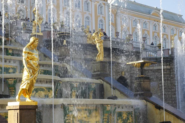 Große kaskadenbrunnen im palais peterhof, st. petersburg. — Stockfoto