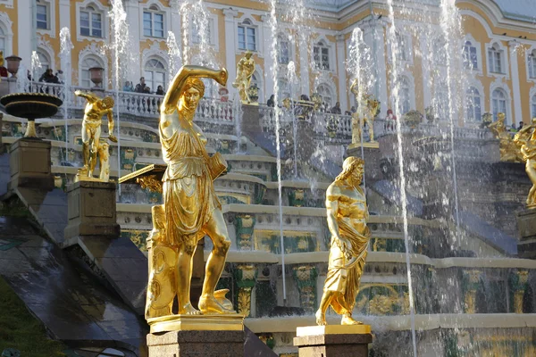 Fontaines de la Grande Cascade au Palais de Peterhof, Saint-Pétersbourg . — Photo