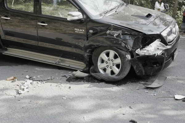 Accidente de recogida en carretera, accidente de coche en el parque nacional, Tailandia — Foto de Stock