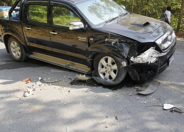 Accidente de recogida en carretera, accidente de coche en el parque nacional, Tailandia — Foto de Stock