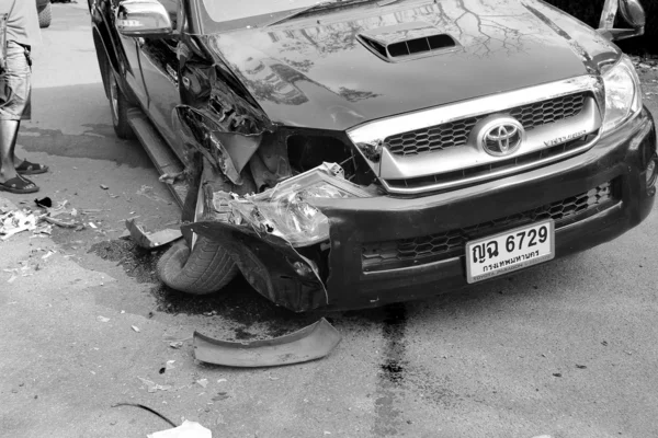 Vyzvednutí nehoda na silnici, dopravní nehoda v národním parku, Thajsko — Stock fotografie