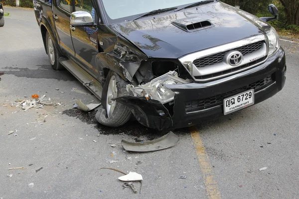 Accidente de recogida en carretera, accidente de coche en el parque nacional, Tailandia — Foto de Stock