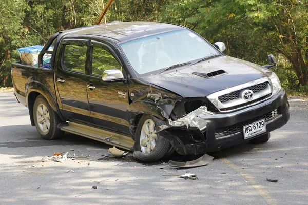 Accidente de recogida en carretera, accidente de coche en el parque nacional, Tailandia — Foto de Stock