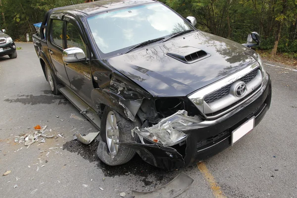 Vyzvednutí nehoda na silnici, dopravní nehoda v národním parku, Thajsko — Stock fotografie