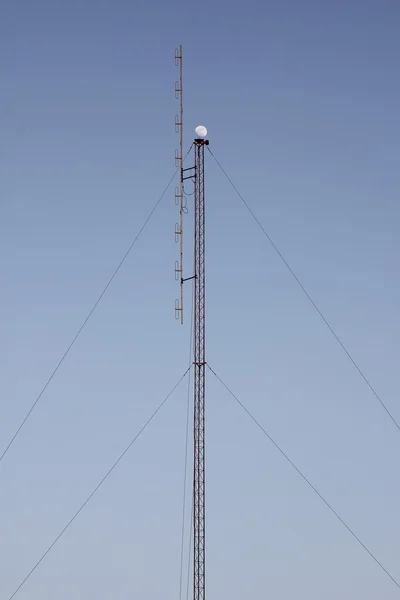 Luna creciente sobre antena celular en Tailandia —  Fotos de Stock