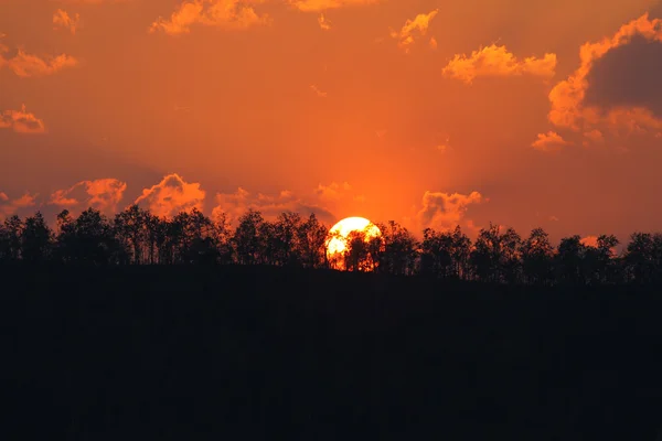 Naranja puesta de sol en la montaña — Foto de Stock