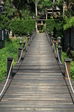 Nehirdeki tahta köprü