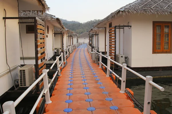 Pasarela flotante en el resort — Foto de Stock