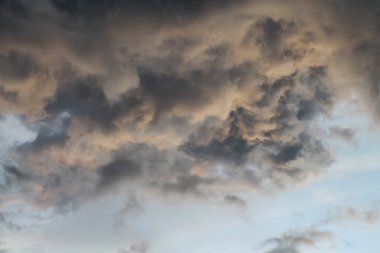 Tayland'da fırtına öncesi bulut siyah