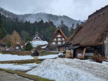 Kış mevsiminde kaytaran nehir manzarası
