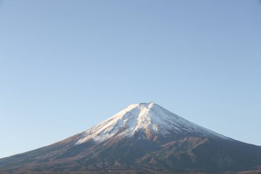 Kawaguchi Gölü 'nden kışın Fuji Dağı manzarası