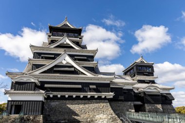 Kuzey Kyushu, Japonya 'daki Kumamoto Kalesi' nin ünlü ve güzel manzara klasik binası..