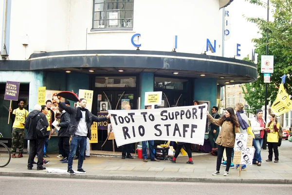 Workers strike over living wage and job cuts — Stock Photo, Image