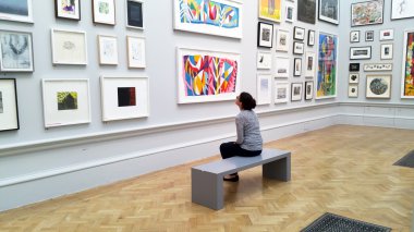 Sanat aşığı sanat ile ilgilenen Royal Academy'de çalışır