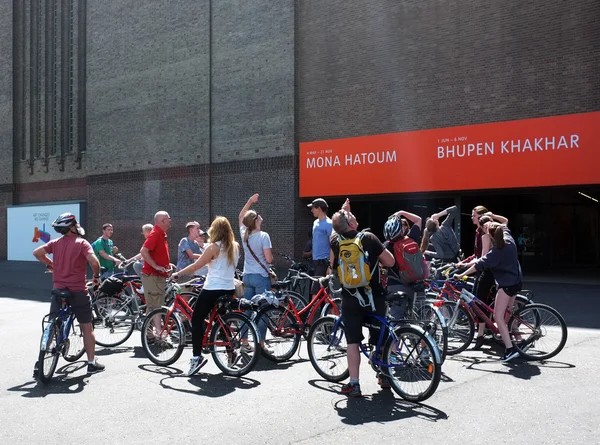 Os ciclistas estão olhando para o Tate Modern — Fotografia de Stock