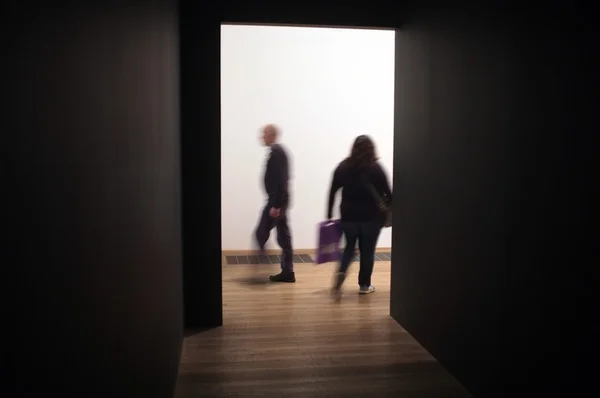 Ciemny korytarz z wejściem jasne w galerii sztuki — Zdjęcie stockowe