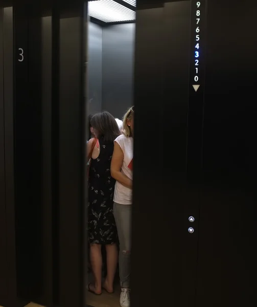 Pessoas no elevador — Fotografia de Stock