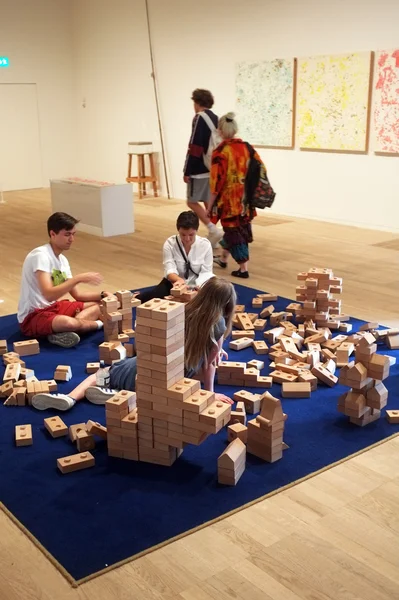 Visitors make interactive art in New Tate Modern building — Stock Photo, Image