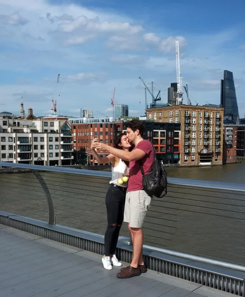 Casal de turistas tirar selfie na ponte em Londres — Fotografia de Stock