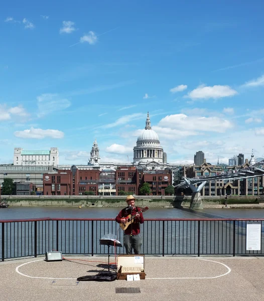 Londra'da sahne sokak müzisyeni — Stok fotoğraf