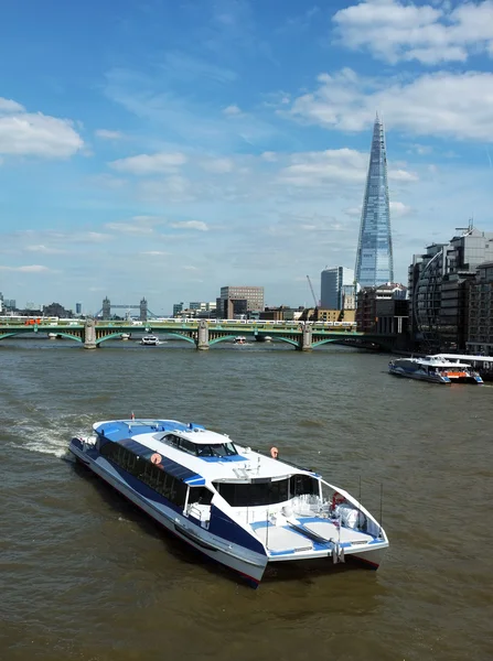 Pelayaran wisata di Sungai Thames — Stok Foto