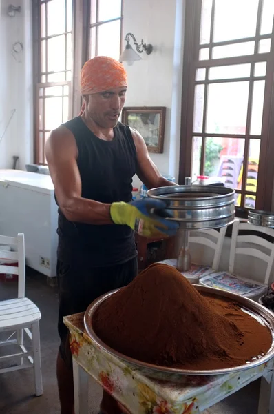 L'homme tamise le café dans un café — Photo