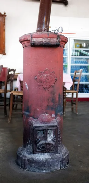 Brun vieux poêle traditionnel dans un café — Photo