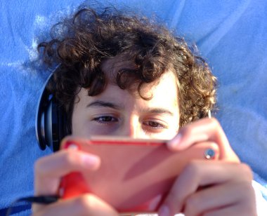 Genç çocuk onun aygıtı ile oynamak