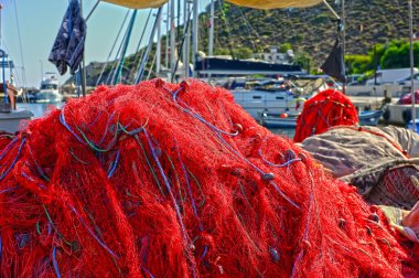 İskelede balık ağlarına