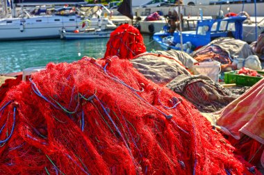 İskelede balık ağlarına