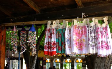 El yapımı geleneksel elbiseler